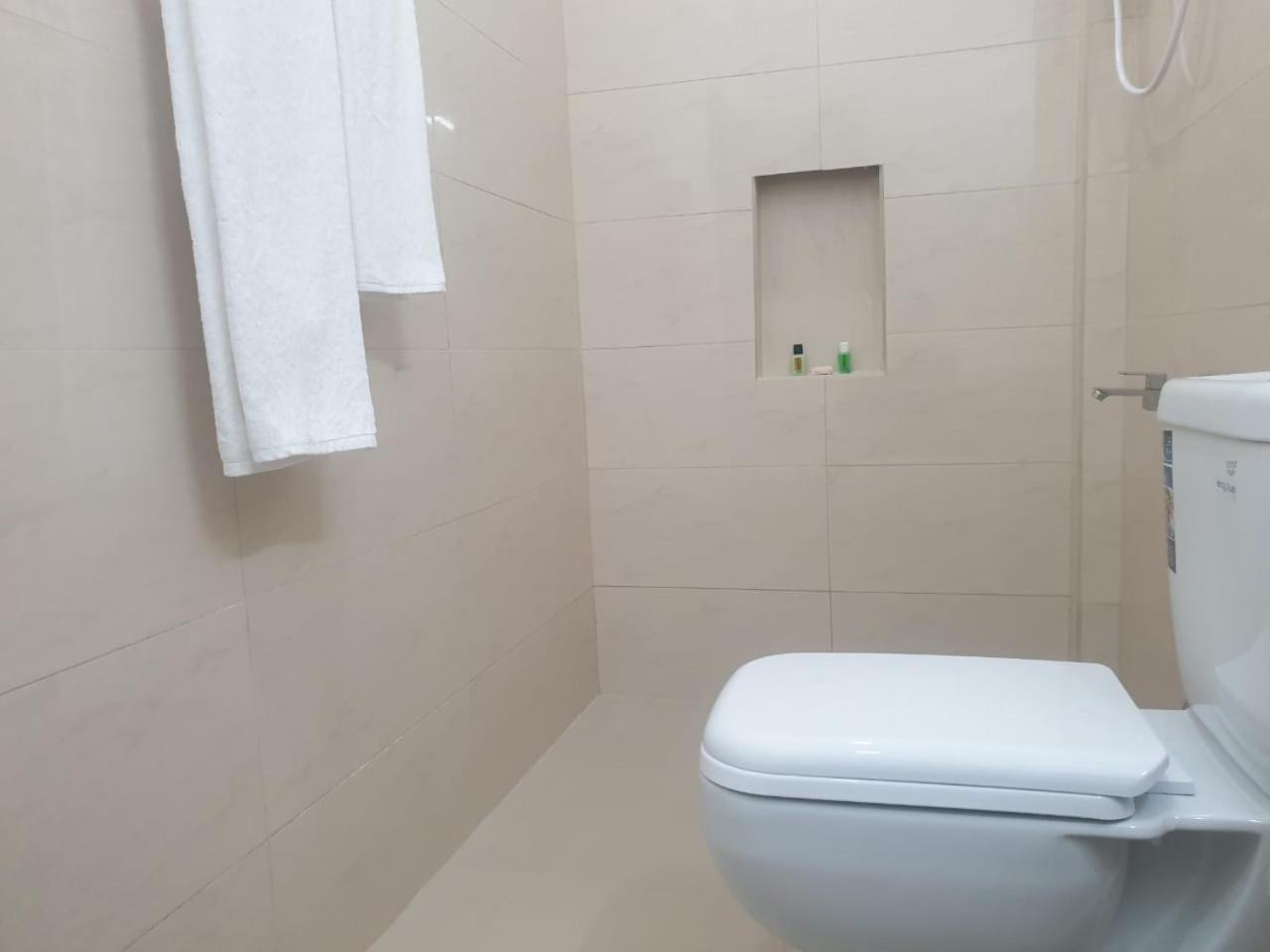 Shady Transit Hotel カトゥナカヤ エクステリア 写真